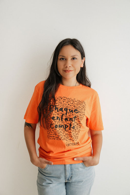 T-shirt orange 215 fleurs hommage aux enfants de Kamloops, design original de l'artiste Innue Raphaëlle Langevin de Mashteuiatsh