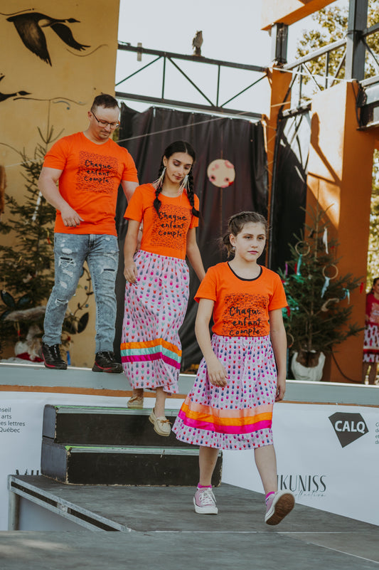 T-shirt orange 215 fleurs hommage aux enfants de Kamloops, design original de l'artiste Innue Raphaëlle Langevin de Mashteuiatsh