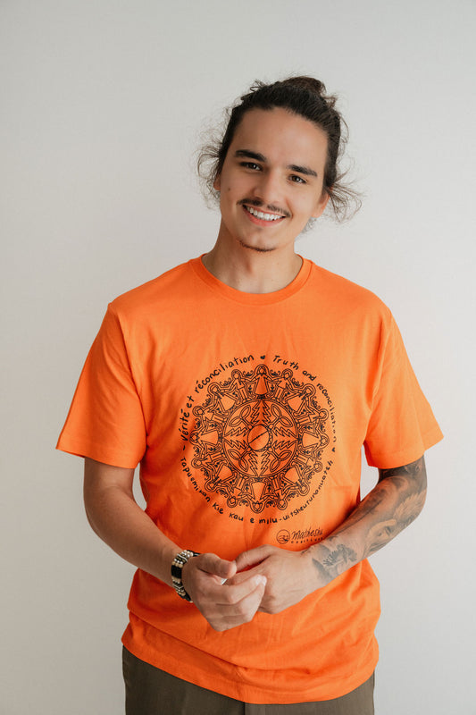 T-shirt solidarité allochtones et autochtones, design artistique de la Terre-Mère par l'artiste innue Raphaëlle Langevin.