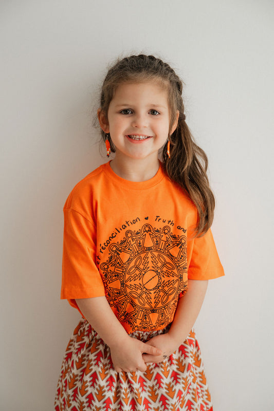 T-shirt solidarité allochtones et autochtones, design artistique de la Terre-Mère par l'artiste innue Raphaëlle Langevin.